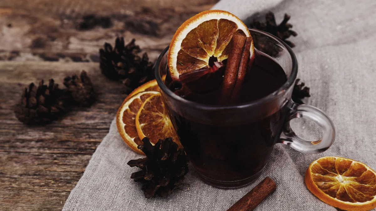 Грог червоний (Capitan Morgan Black Spicеd, cік вишневий, кориця, яблyко,малинове пюре,Angostura бітер, чай чорний)